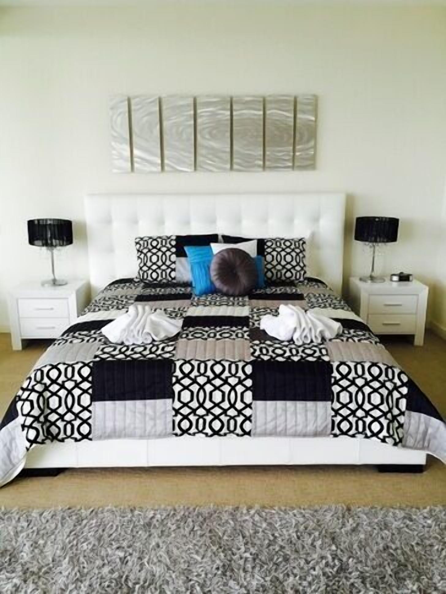 Dee's Retreat - Oceanview Apartments — image 14