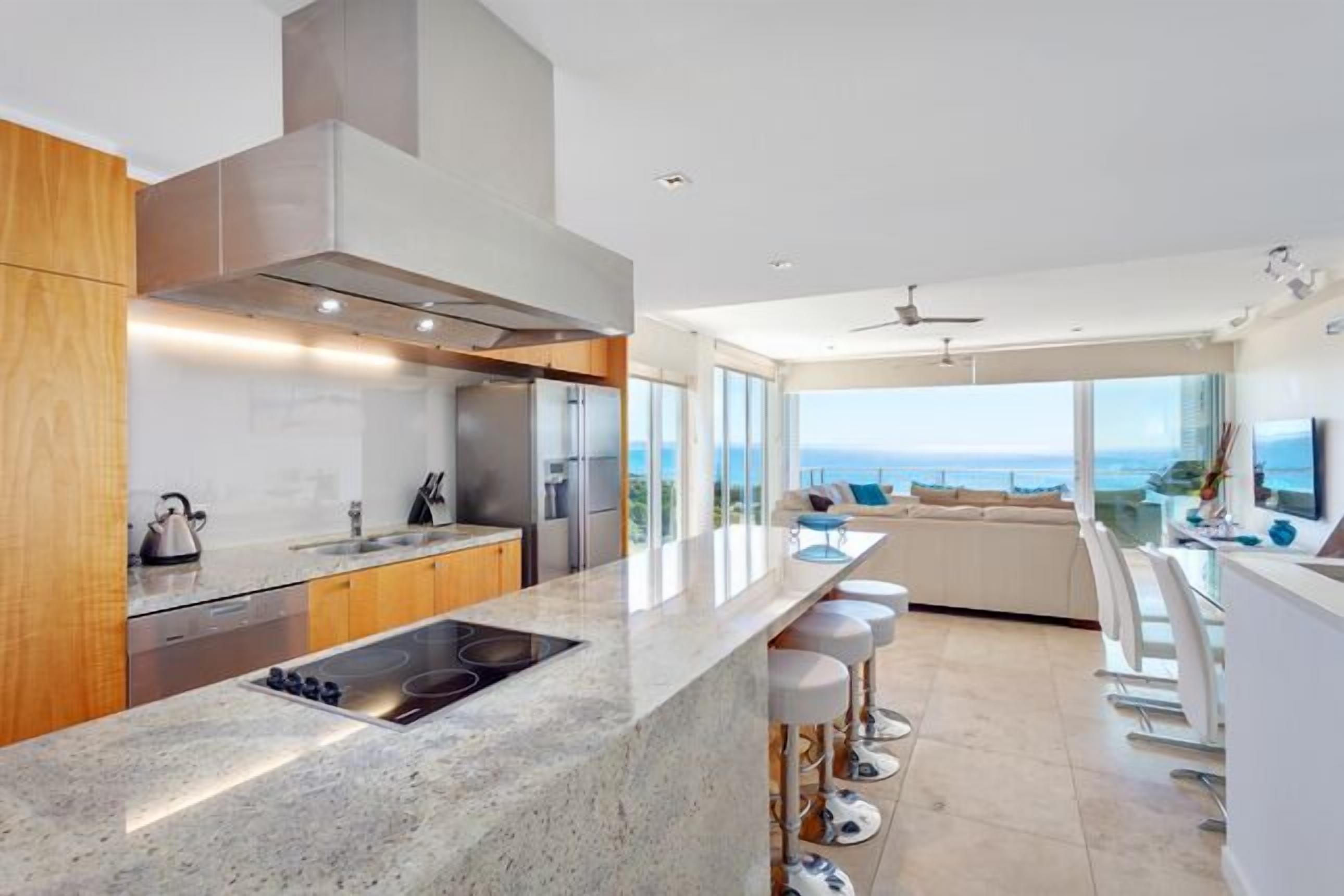 Dee's Retreat - Oceanview Apartments — image 6