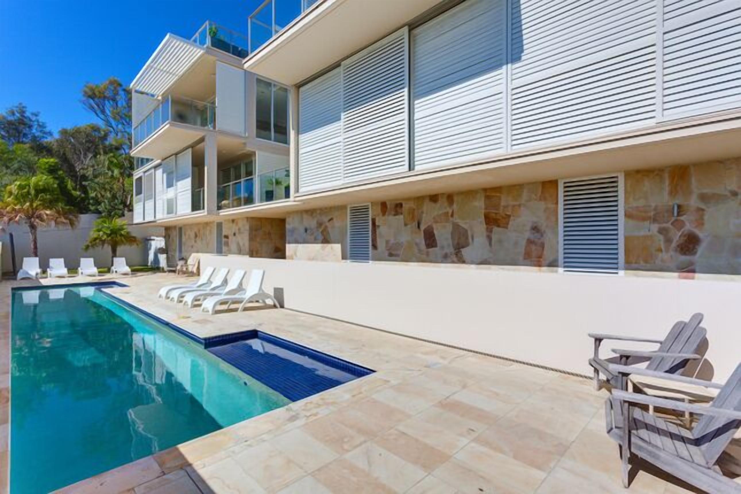 Dee's Retreat - Oceanview Apartments — image 4