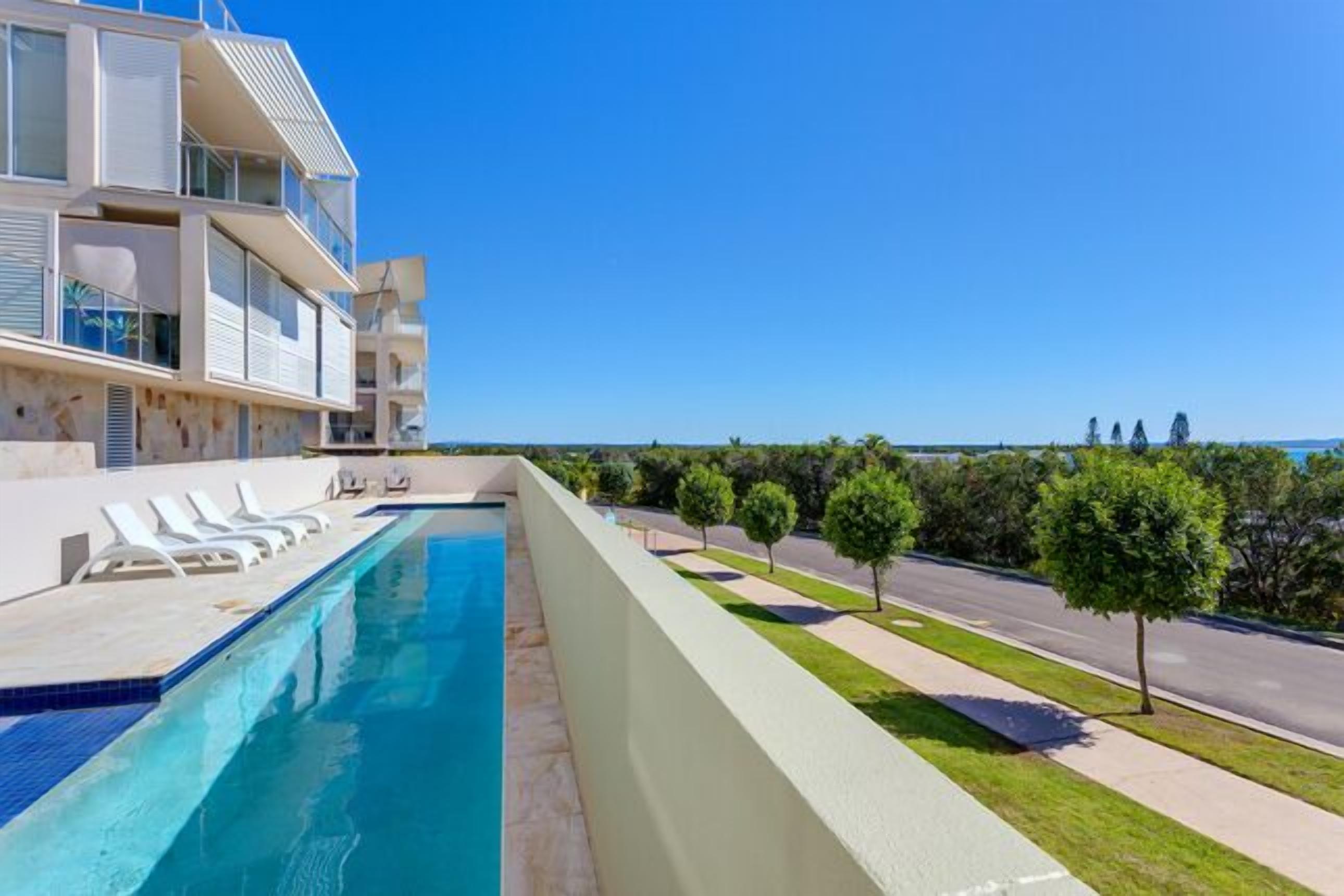 Dee's Retreat - Oceanview Apartments — image 5