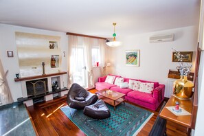 テレビ、暖炉、DVD プレーヤー、書庫