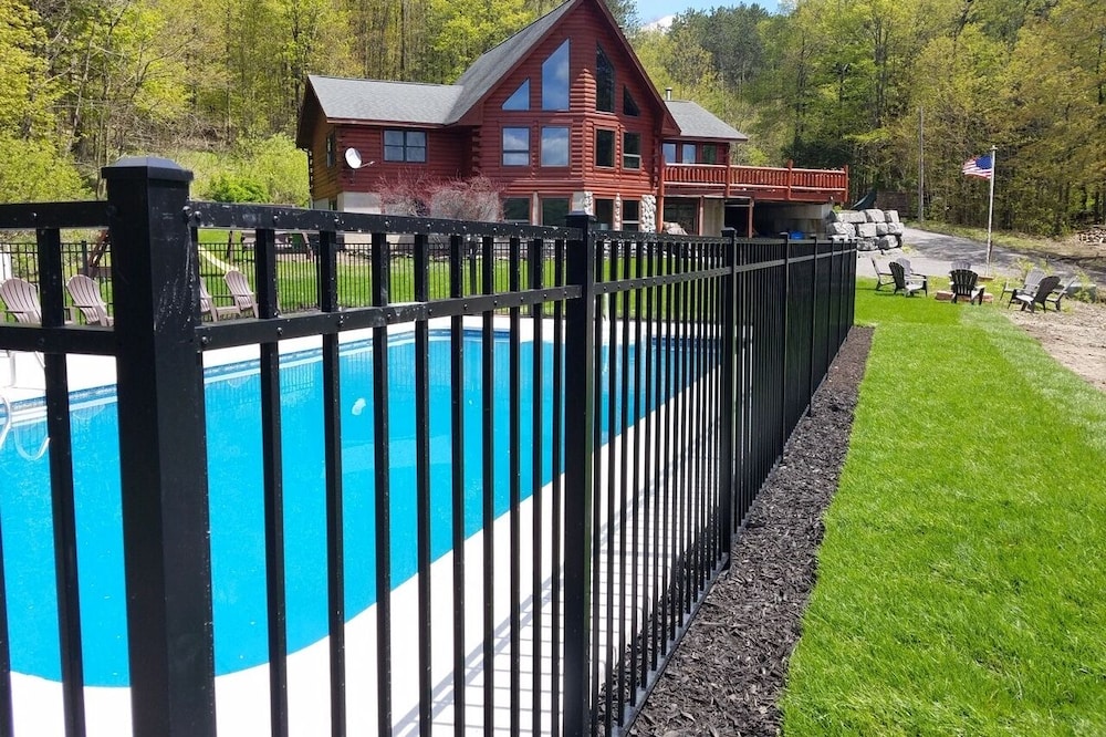 Paradise getaway log home with pool - Cazenovia 10 min away