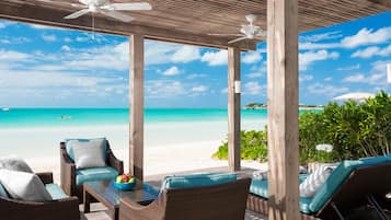 Plage, chaises longues, serviettes de plage