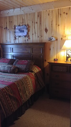 4 makuuhuonetta, työpöytä, silitysrauta/-lauta, ilmainen Wi-Fi