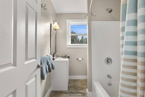 Combined shower/bathtub, hair dryer, towels - Hidden Acadia #10B OHC (Tremont)