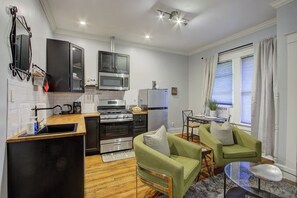 冷蔵庫、電子レンジ、オーブン、コンロ