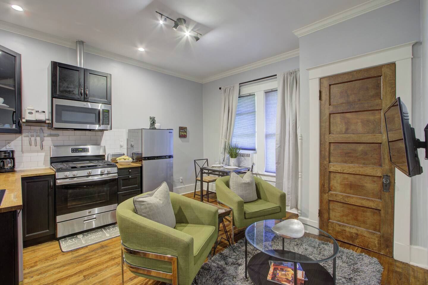 Køleskab, mikrobølgeovn, ovn, kogeplade