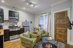 Refrigerador, microondas, horno y parrilla de estufa 