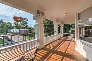 Terrace/patio - Vibrant Retreat | Near Beale & Overton Park (Memphis)