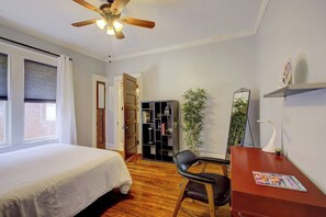 1 slaapkamer, een bureau, een strijkplank/strijkijzer, gratis wifi