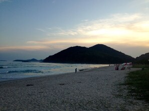 Na praia, espreguiçadeiras, guarda-sóis