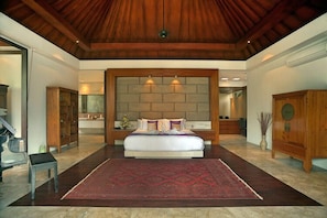 Combined shower/tub, hair dryer, bidet, towels