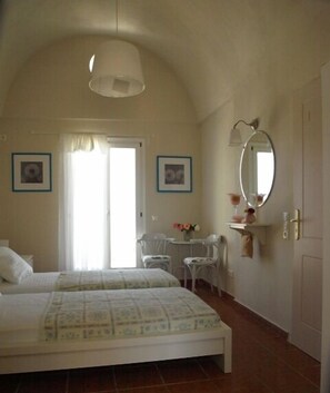 5 quartos, cofres nos quartos, escrivaninha