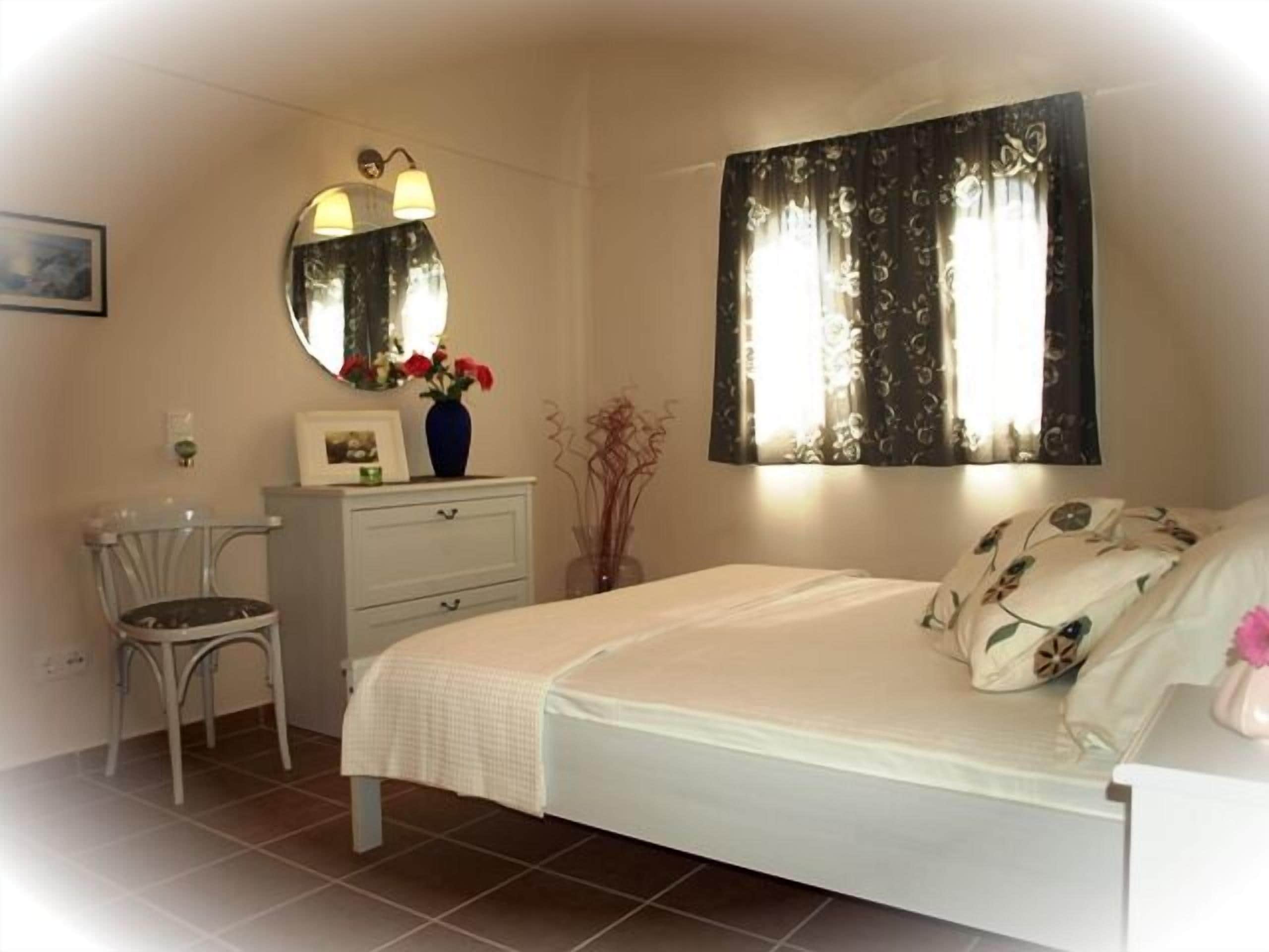 5 Schlafzimmer, Zimmersafe, Schreibtisch, Bügeleisen/Bügelbrett