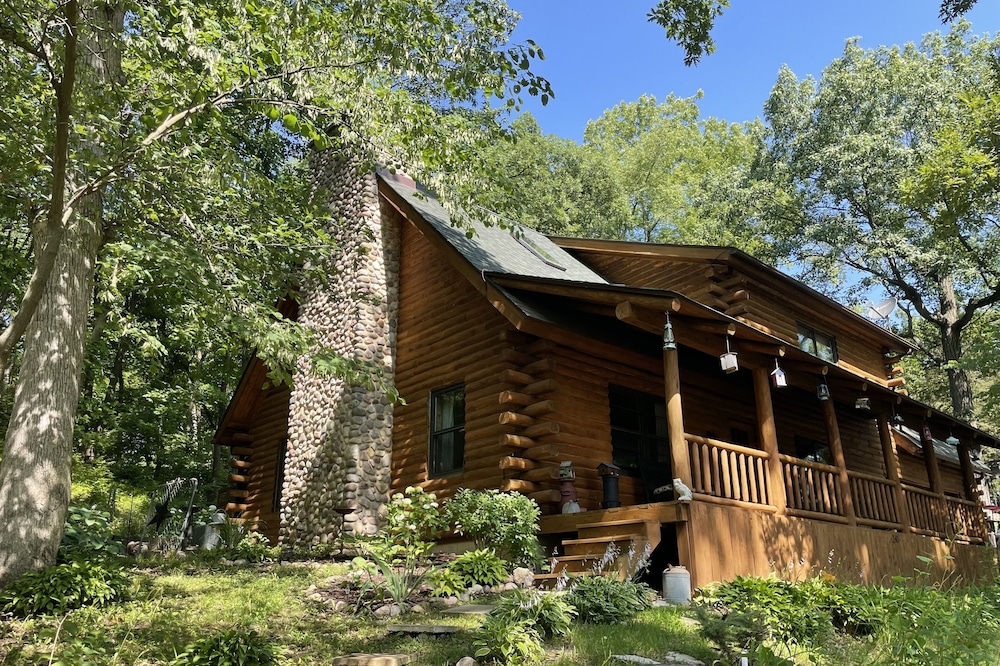 Dog-Friendly Log Home On Fox River IL Near Starved Rock, Porch, Deck, Firepit