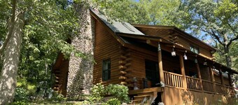 Hundevennlig tømmerhus på Fox River IL nær utsultet stein, veranda, dekk, ildsted