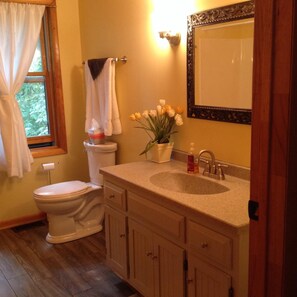 Ensemble douche/baignoire, sèche-cheveux, serviettes fournies, savon