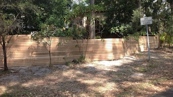 Fully enclosed yard, suitable for children and/or pets