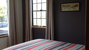 3 makuuhuonetta, silitysrauta/-lauta, vauvan matkasänky, vuodevaatteet