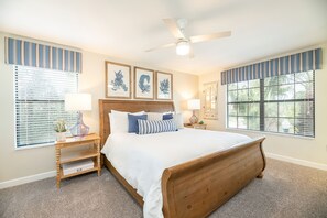 6 Schlafzimmer, Schreibtisch, Bügeleisen/Bügelbrett, Reisekinderbett