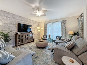 Smart TV, videogiochi, lettore DVD, tavolo da ping pong