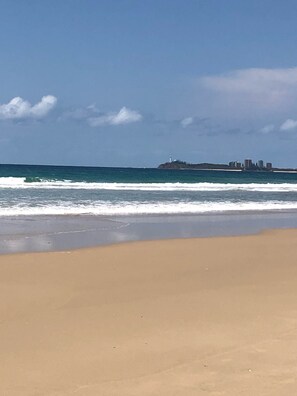 En la playa, camastros y toallas de playa 