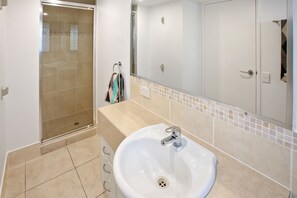 Bathtub, hair dryer, towels, soap - Beach front luxury apartment at Cotton Tree, Maroochydore (Maroochydore)