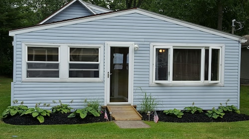 Oneida Lake Bright and airy South Shore Lakeside Cottage