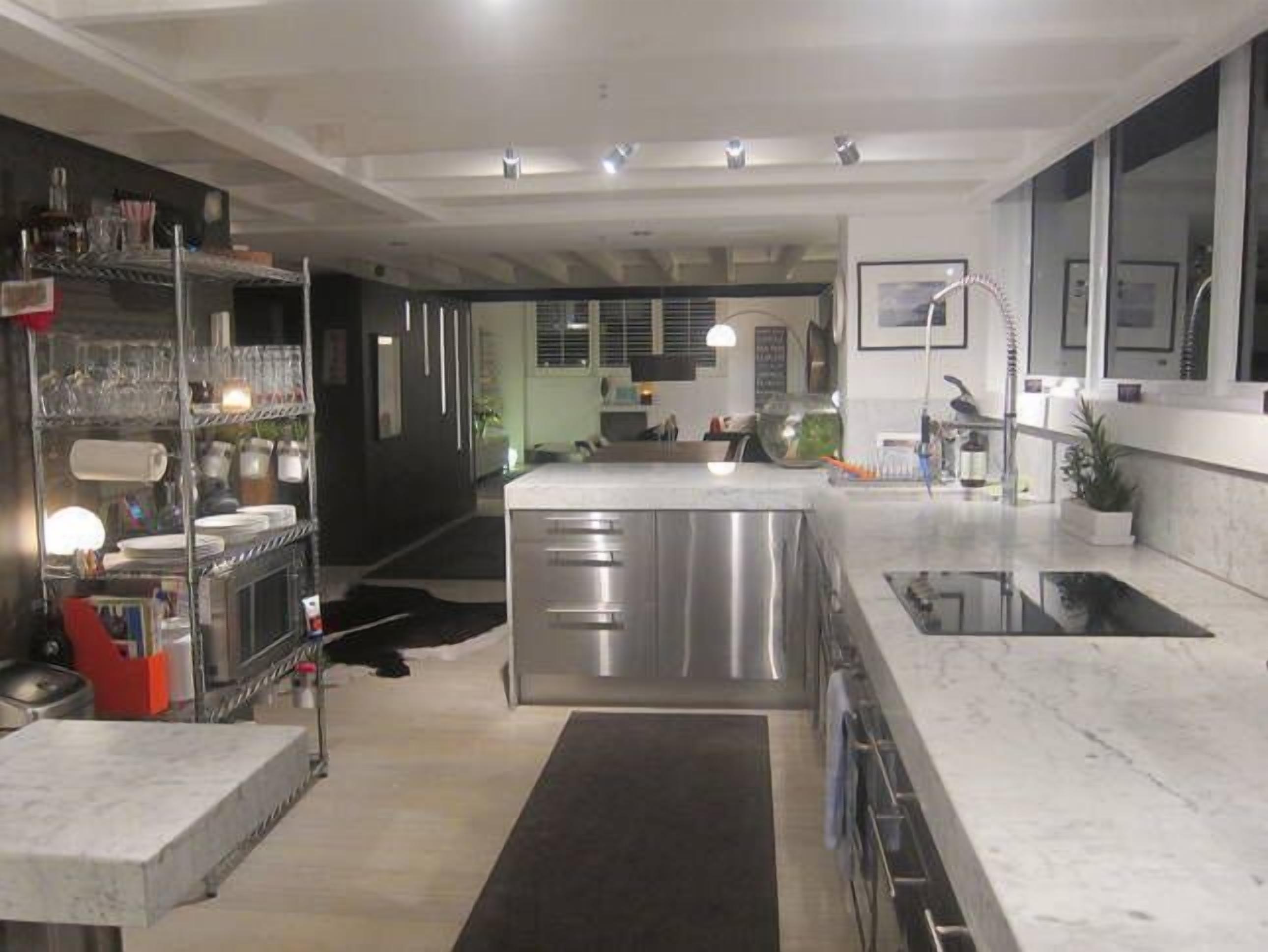 Designer Warehouse Apartment City Fringe — image 10