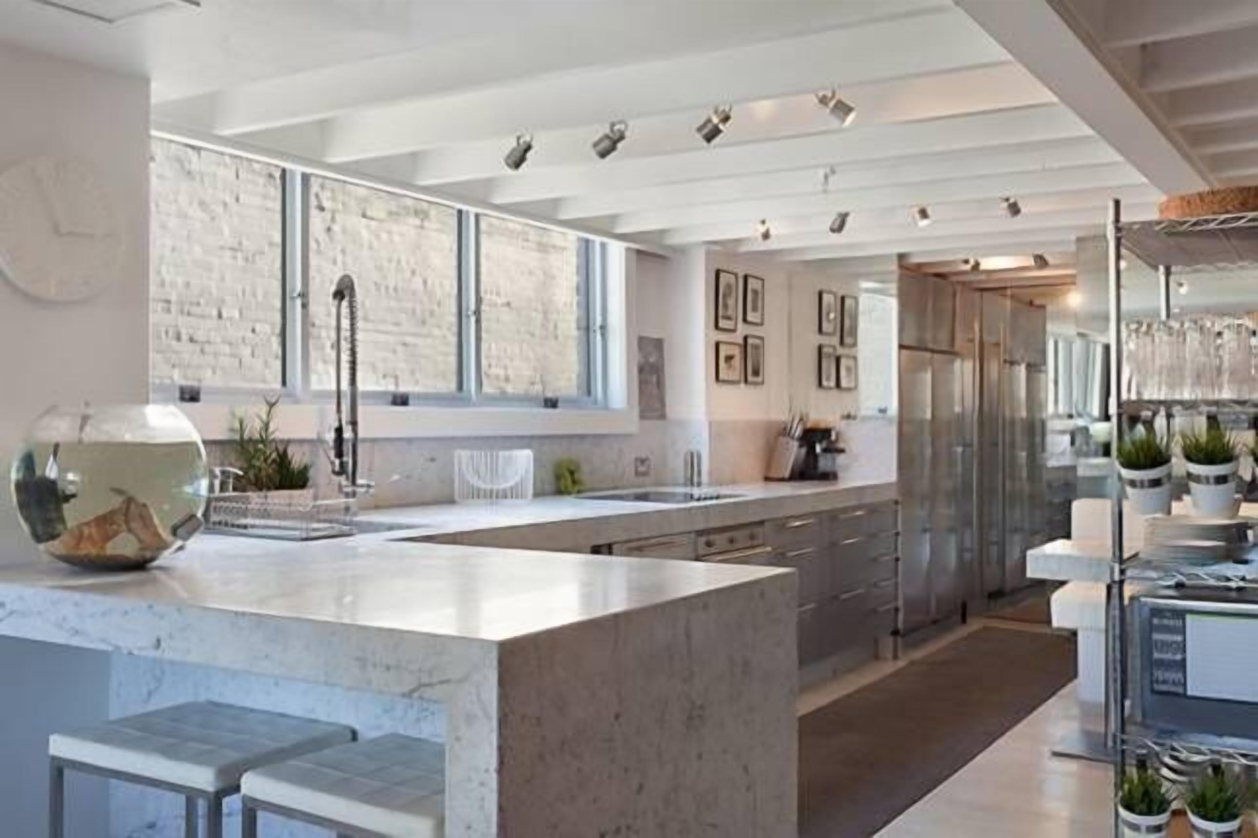 Designer Warehouse Apartment City Fringe — image 13