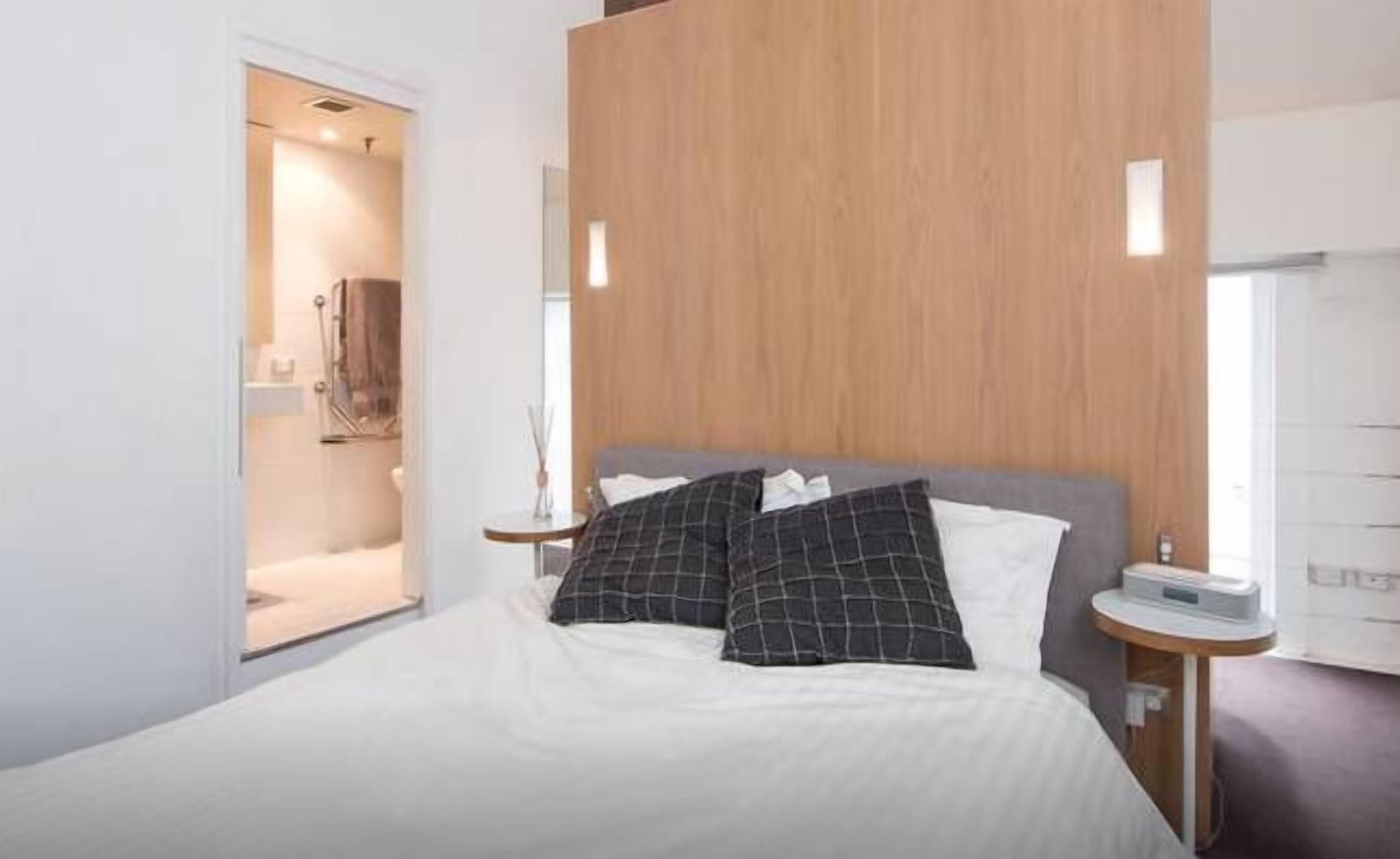 Designer Warehouse Apartment City Fringe — image 12