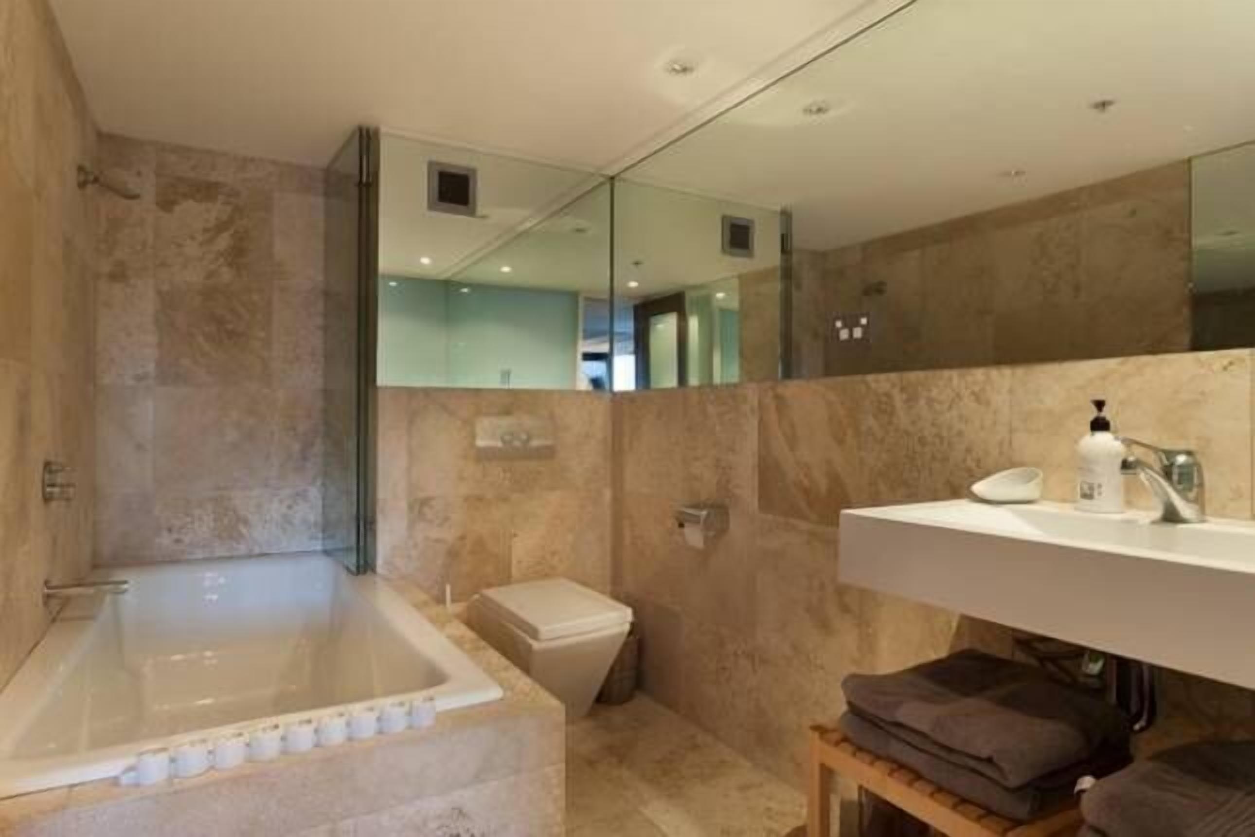 Designer Warehouse Apartment City Fringe — image 14