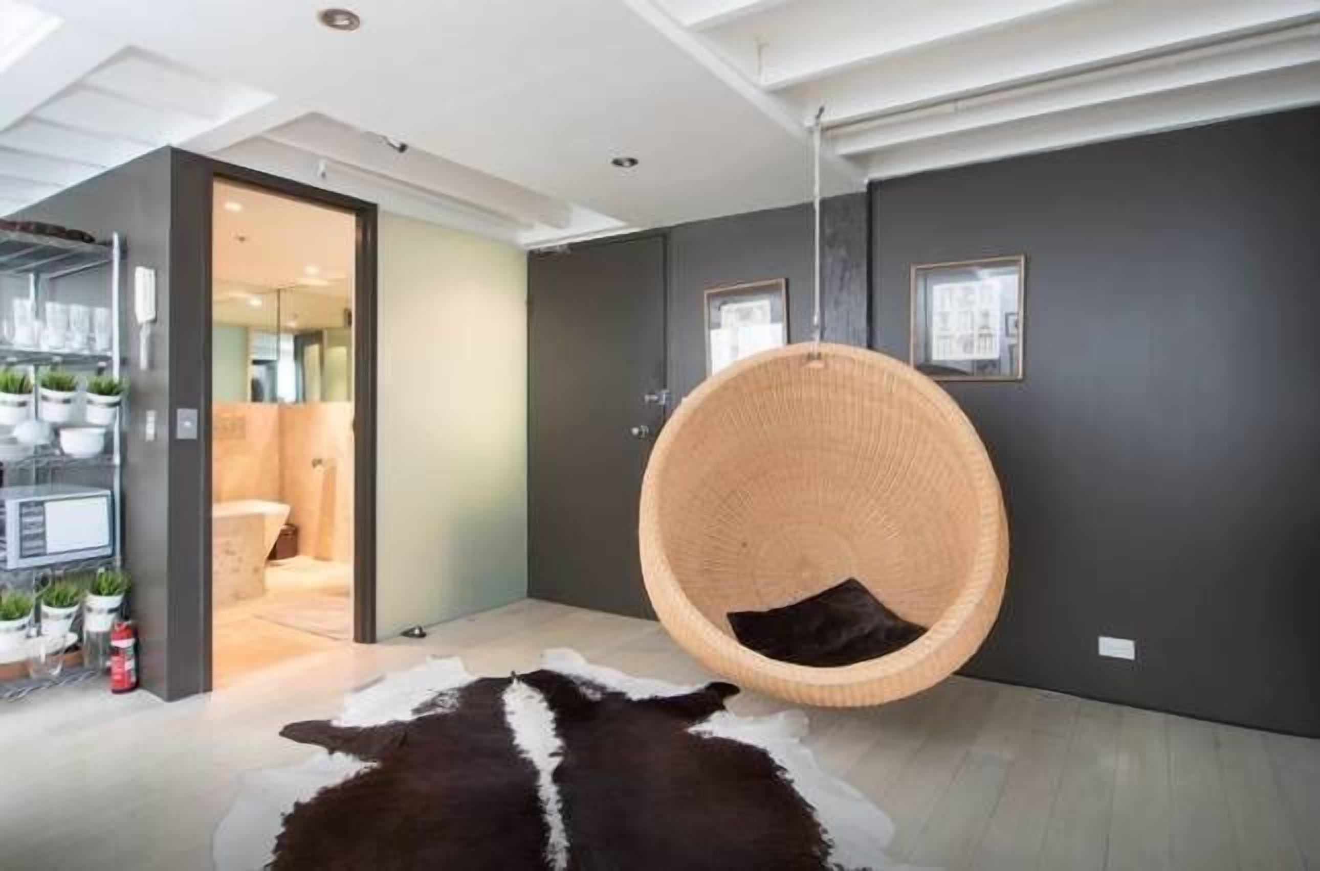 Designer Warehouse Apartment City Fringe — image 18