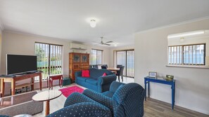 TV, DVD player - Pet Friendly in Port Elliot (Port Elliot)