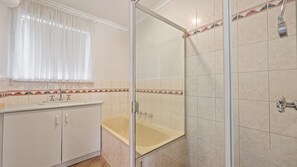 Shower - Pet Friendly in Port Elliot (Port Elliot)