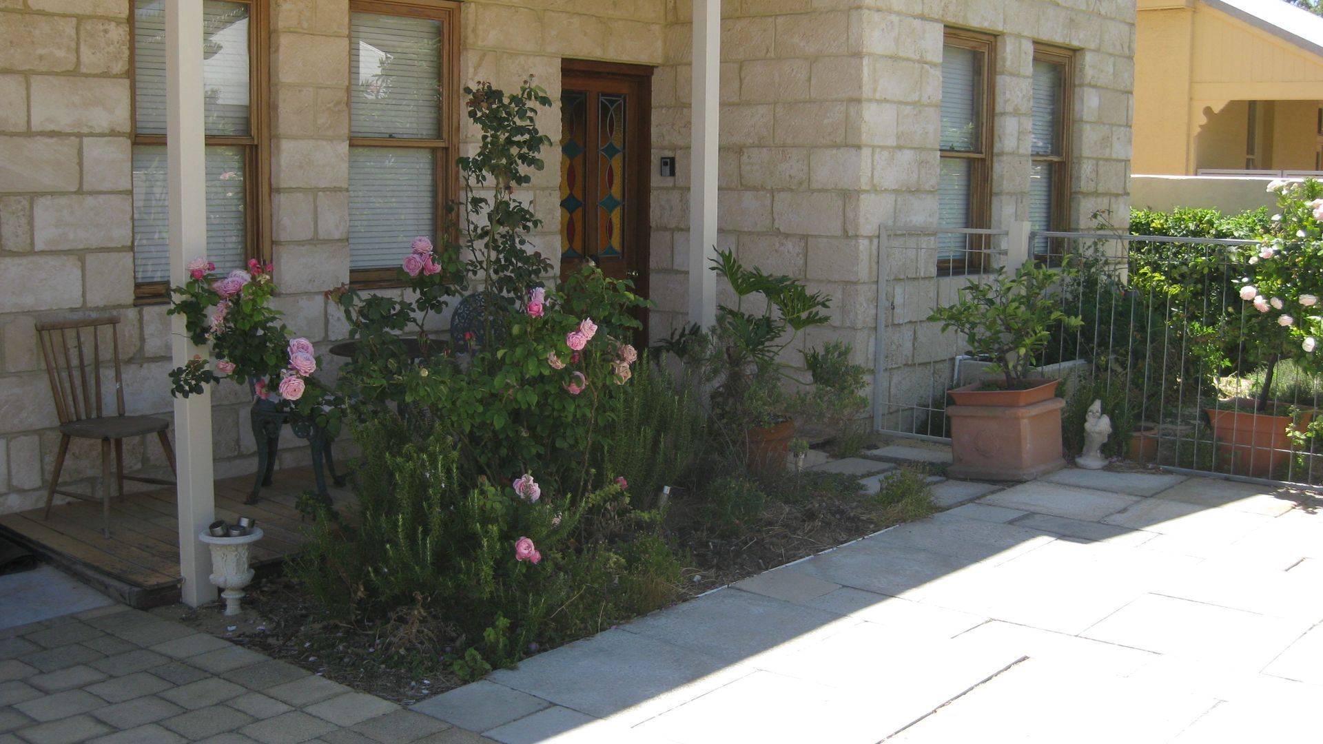 SPACIOUS 2 BRM LIMESTONE WALK TO BEACH