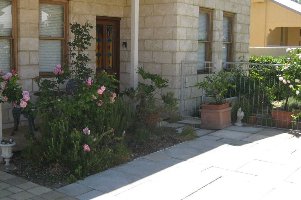 SPACIOUS 2 BRM LIMESTONE WALK TO BEACH
