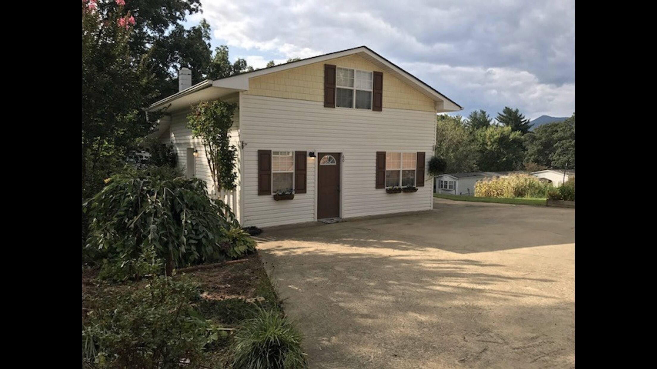The Guesthouse-Located right between Asheville and Black Mountain
