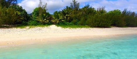 Nær stranden og strandhåndklær