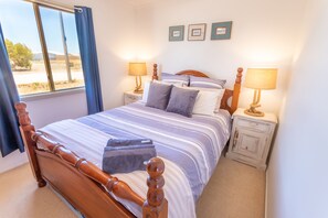 2 bedrooms, iron/ironing board, internet, bed sheets