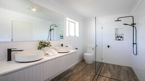 Shower, hair dryer, towels - The View at North Avoca - Large and Roomy Family Beachfront House (NORTH AVOCA)