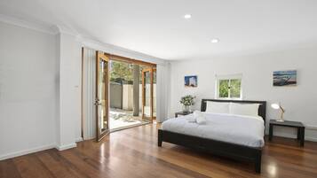 4 makuuhuonetta, silitysrauta/-lauta, ilmainen Wi-Fi, vuodevaatteet