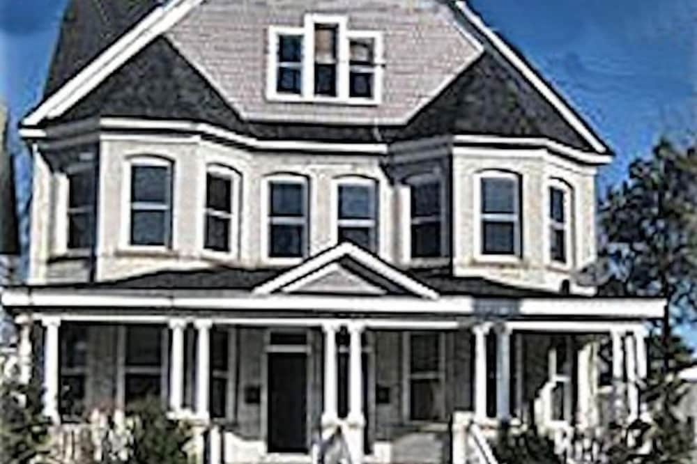 Room for the Whole Family or Several Families and Just a Walk to the Beach