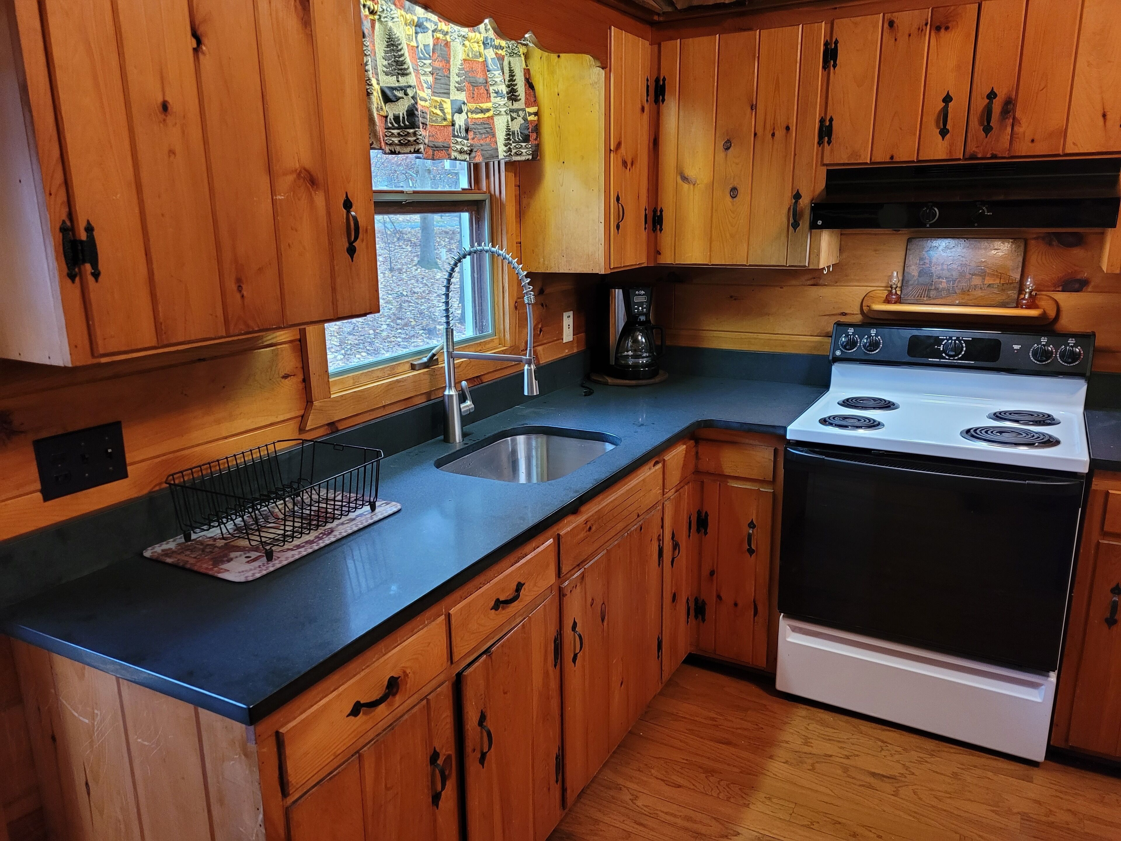 Rustic Cottage Getaway by Lake Wallenpaupack -  2 bedroms and Large Loft