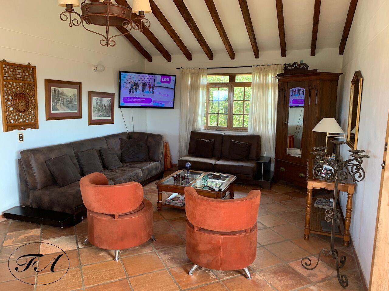 Televisie, een dvd-speler en een stereo