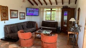 Televisie, een dvd-speler en een stereo