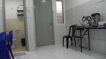 6 Schlafzimmer, Bügeleisen/Bügelbrett