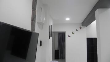 6 chambres, fer et planche à repasser