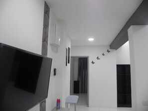 6 Schlafzimmer, Bügeleisen/Bügelbrett