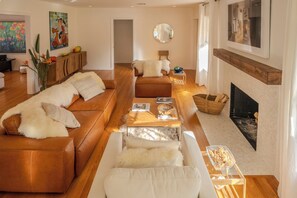 Smart TV, chimenea, tenis de mesa y libros 